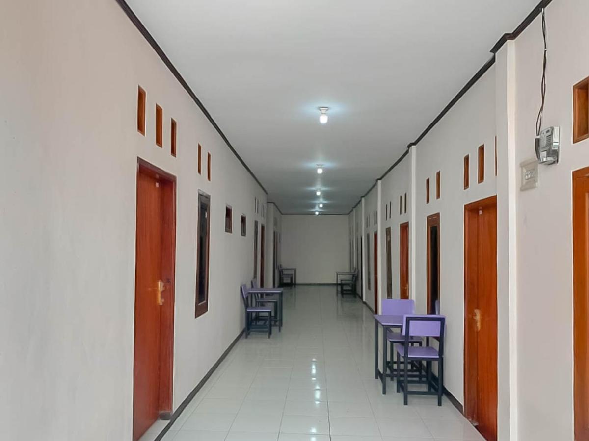 Reddoorz @ Jalan Ahmad Yani Hotel Karawang Buitenkant foto
