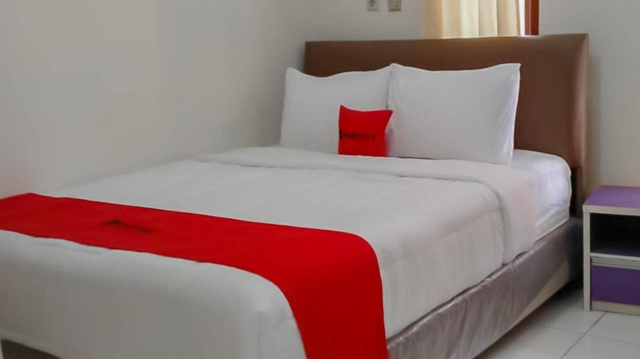 Reddoorz @ Jalan Ahmad Yani Hotel Karawang Buitenkant foto