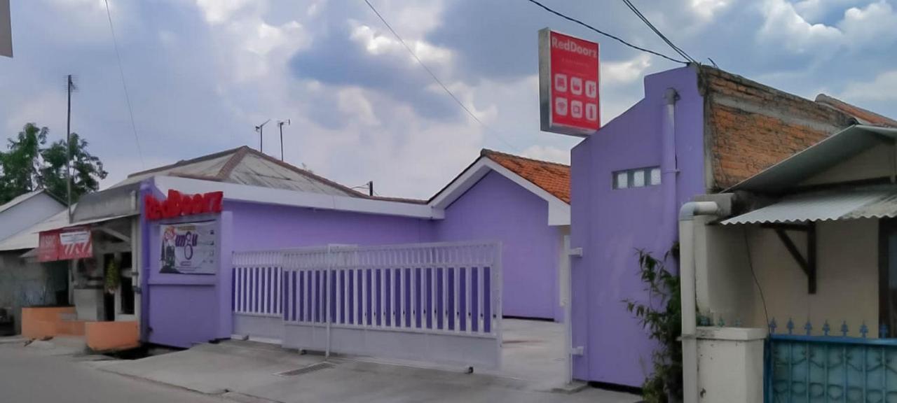 Reddoorz @ Jalan Ahmad Yani Hotel Karawang Buitenkant foto